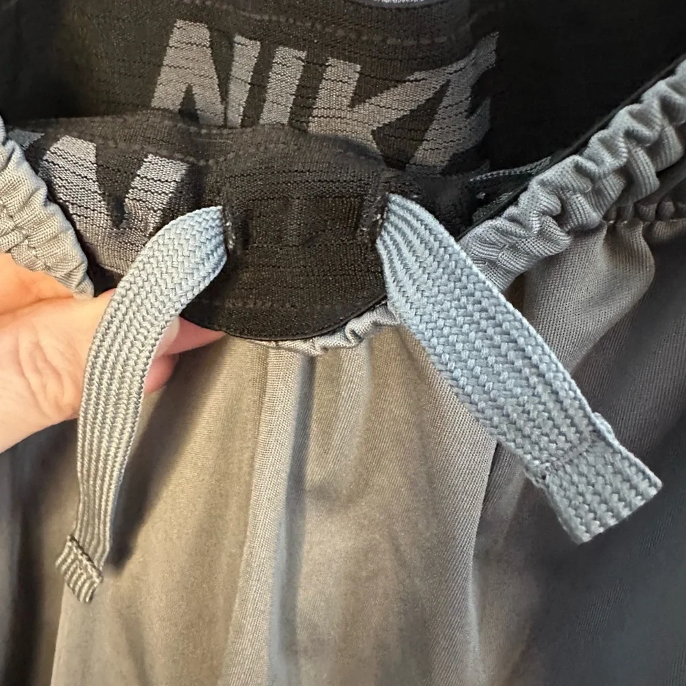 Nike Dri-FIT Boys Gray Athletic Shorts Elastic Waist Gym Training Youth Medium